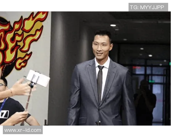 易建联重返公众视野亲自主持篮球赛展现自律身材状态依旧出色